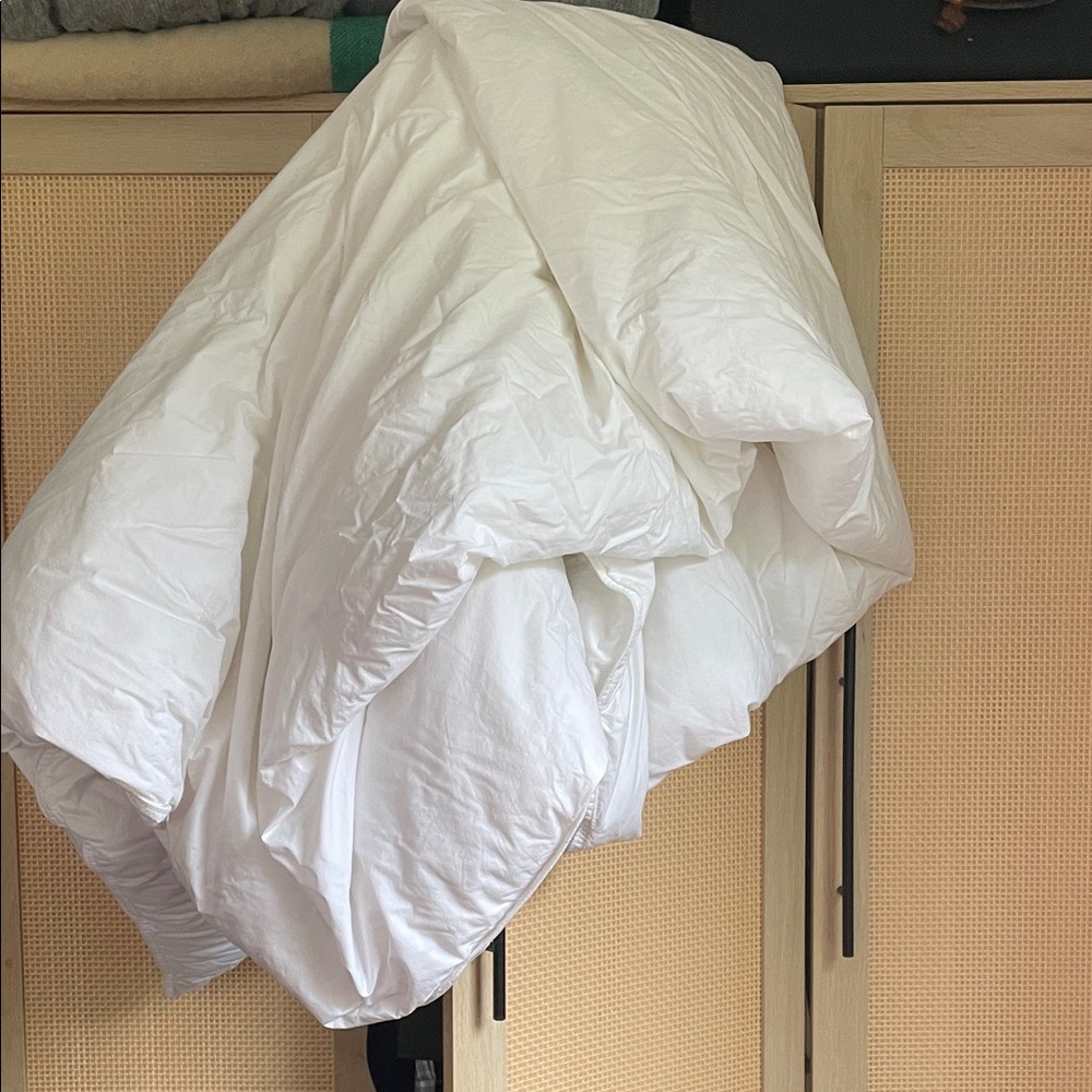 Medium weight, queen size down comforter.